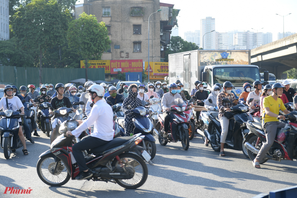 Ban quản lý dự án Đầu tư xây dựng công trình hạ tầng kỹ thuật và nông nghiệp thành phố và Công ty Tekken Corporation có trách nhiệm lắp đặt đặt đầy đủ hệ thống biển báo, biển chỉ dẫn phân luồng từ xa, phân luồng tại chỗ… trên giá long môn, tại các nút giao Nguyễn Văn Lộc - Nguyễn Trãi, Nguyễn Trãi - Triều Khúc, khu vực nút giao Khuất Duy Tiến - Nguyễn Trãi, điểm quay đầu trụ ER12-ER13 trên đường Nguyễn Trãi để hướng dẫn.