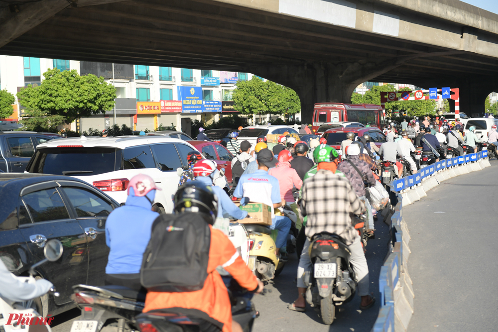 Một phần dải phân cách trên đường Nguyễn Trãi đã được tháo dỡ để phục vụ phương án phân luồng giao thông mới. 