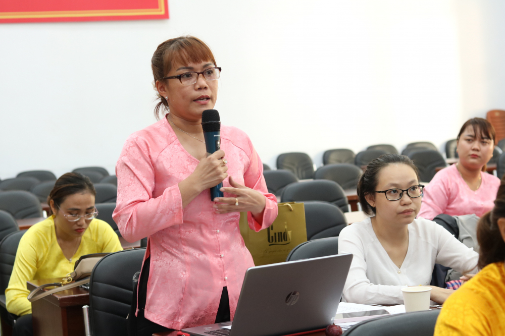 Chị Ngô Thị Kim Chi - Chủ tịch Hội LHPN phường An Khánh - nêu những khó khăn trong quá trình khảo sát, lên kế hoạch thành lập chi, tổ hội phụ nữ chung cư. 