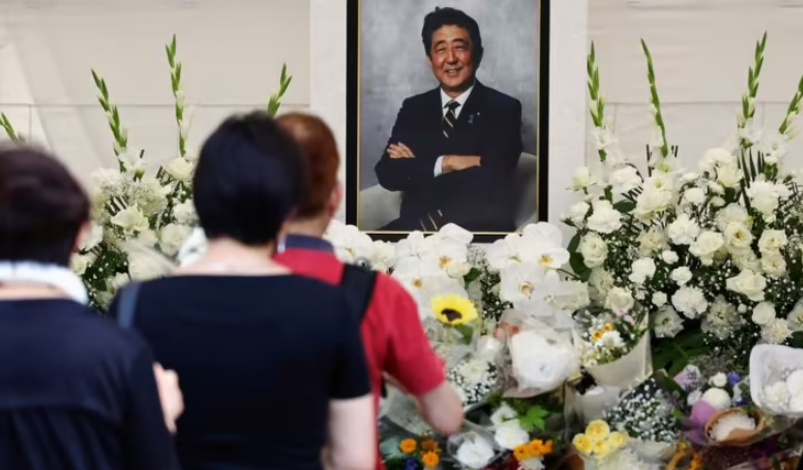 Người đưa tang dâng hoa và cầu nguyện cho cố thủ tướng Nhật Bản Shinzo Abe, người bị bắn khi đang vận động tranh cử quốc hội năm 2022, trong lễ tưởng niệm một năm ngày ông bị ám sát tại chùa Zojoji
