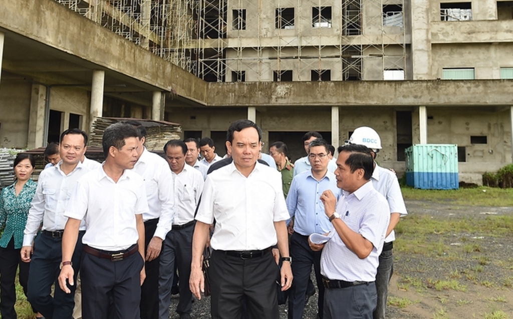 Phó thủ tướng Trần Lưu Quang và đoàn công tác kiểm tra Bệnh viện Ung bướu Cần Thơ. Ảnh: VGP/Hải Minh  