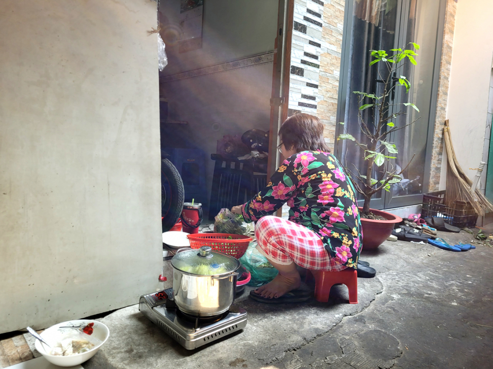 Nhà chật hẹp nên người dân khu Mã Lạng phải mang bếp ra hẻm nấu nướng - ẢNH: THU LÊ