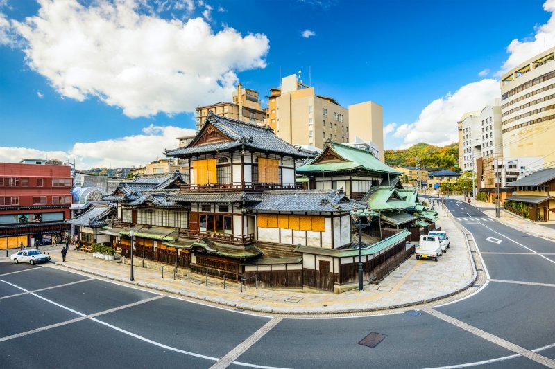 Dogon Onsen Ga suối nước nóng Dogo, Ehime Ga Dogo Onsen ở thành phố Matsuyama chỉ cách khu phức hợp suối nước nóng cùng tên năm phút đi bộ và rất phù hợp với môi trường xung quanh. Dogo Onsen mở cửa vào năm 1893 và là nguồn cảm hứng cho nhà tắm của Yubaba trong bộ phim kinh điển 'Spirited Away' của Studio Ghibli với sự pha trộn ấn tượng giữa kiến ​​trúc phương Tây và Nhật Bản. Bạn sẽ tìm thấy một thiết kế tương tự cho tòa nhà ga, là bản sao của bản gốc năm 1911.