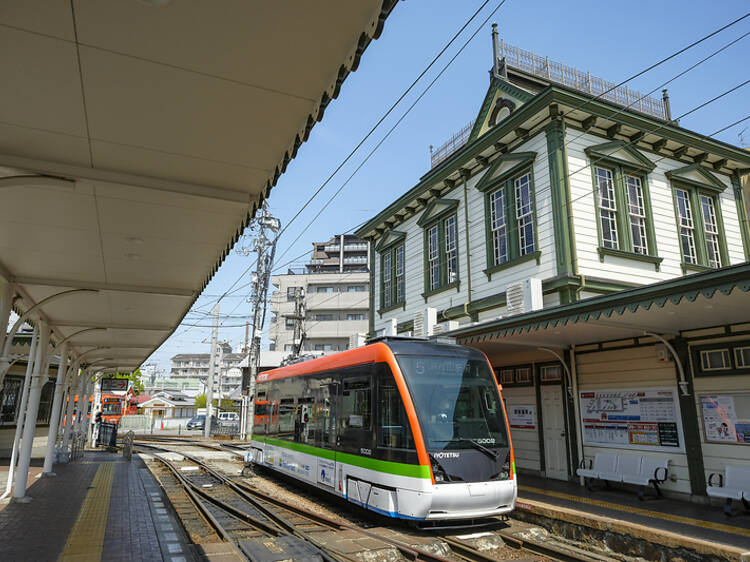 Nằm cách Ga Matsuyama khoảng 20 phút, Ga Dogo Onsen là ga cuối của Đường xe điện Iyo . Vào cuối tuần và ngày lễ, bạn cũng có thể đi Tàu Botchan giữa ga Matsuyama và Dogo Onsen. Con tàu đặc biệt này là bản sao của những con tàu chạy bằng hơi nước từng chạy ở Matsuyama hơn 100 năm trước.