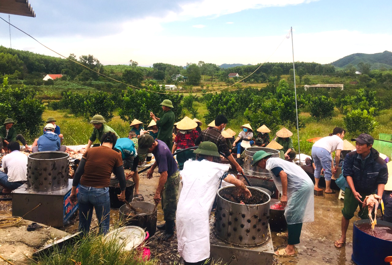 Người dân địa phương mang cả máy vặt lông gà tới hỗ trợ chủ trang trại làm thịt gà - Ảnh: Khánh Trung