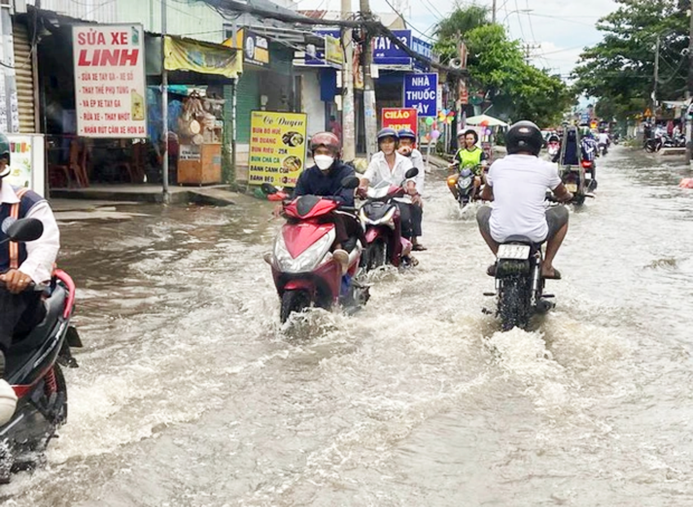 Đường Lê Văn Lương thường xuyên bị ngập nước do mưa và triều cường nên UBND huyện Nhà Bè đã đề xuất nâng cao độ mặt đường này