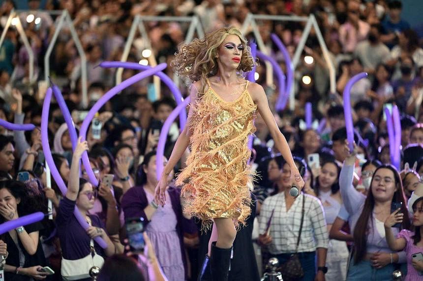 Buổi biểu diễn đông nghẹt khán giả của Taylor Sheesh hôm 7/7, tại trung tâm thương mại ở Manila, Philippines