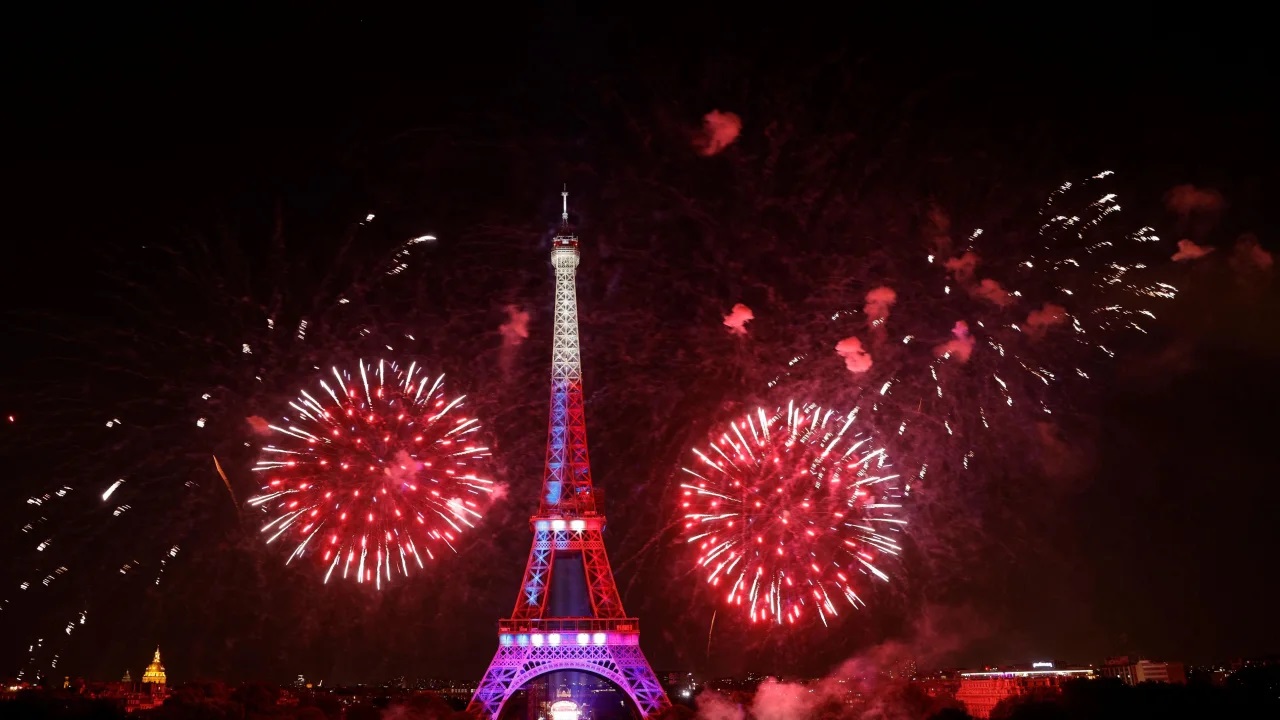 Pháo hoa rực sáng phía trên Tháp Eiffel như một phần của lễ kỷ niệm Ngày Bastille hàng năm ở Paris, vào ngày 14/7/2022. (Ảnh: Geoffroy Van der Hasselt/AFP/Getty Images)