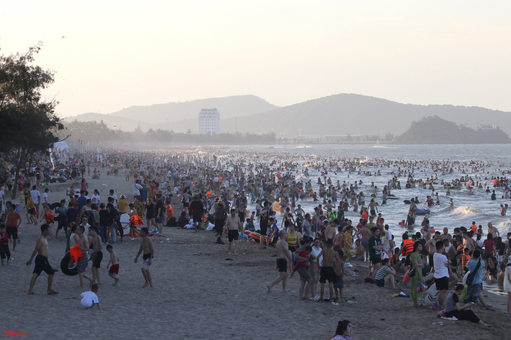Dòng người ồ ạt kéo về khiến bãi biển dài gần 10km ở Cửa Lò ken đặc người từ trên bãi cát xuống tận mặt nước.