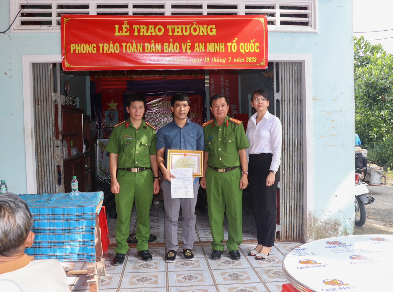 Đại diện Công an tỉnh Vĩnh Long trao thưởng và giấy khen cho anh Đoàn.