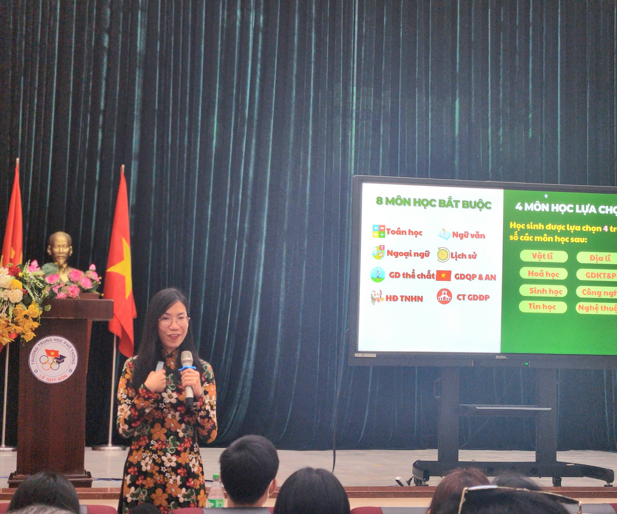 Cô Bùi Minh Tâm- Hiệu trưởng Trường THPT Lê Quý Đôn tư vấn phụ huynh học sinh khối 10 về Chương trình GDPT 2018