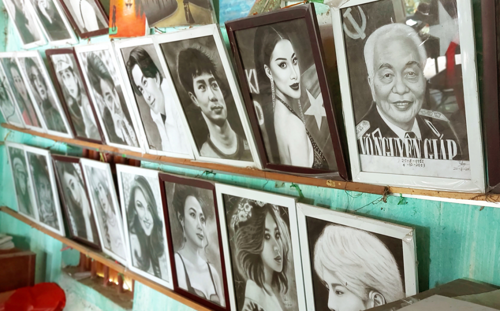 Sau 3 năm theo nghề vẽ, đến nay chị Hiền đã vẽ được hàng trăm bức tranh chân dung