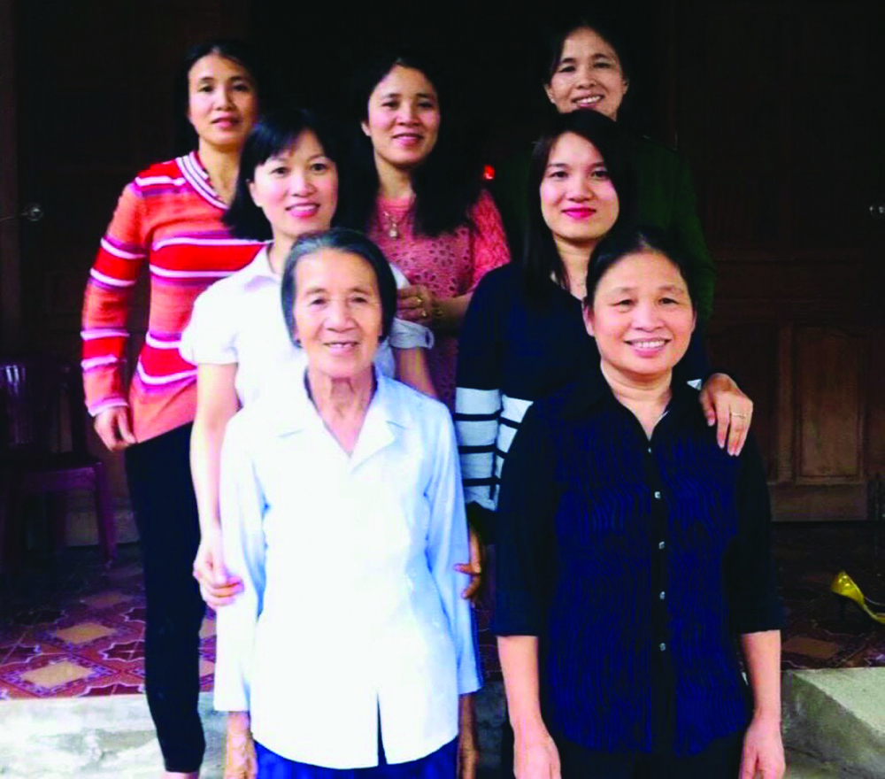Mẹ (áo trắng hàng đầu) chụp cùng cô em chồng và 5 đứa con gái 