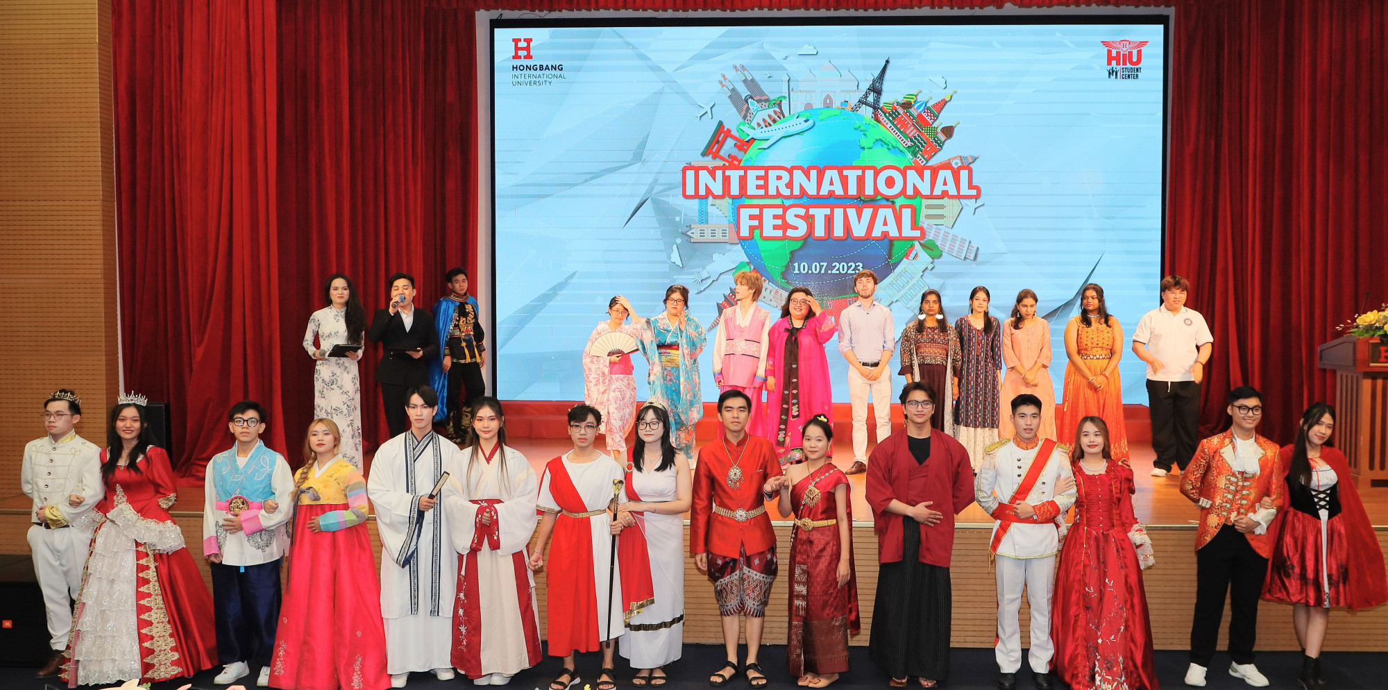 Phần trình diễn trang phục các quốc gia tại lễ hội International Festival 2023 - Ảnh: HIU