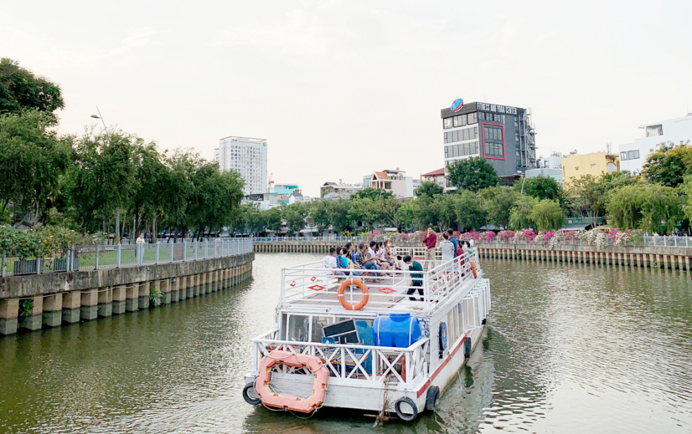 Theo bà Nguyễn Thị Ánh Hoa - Giám đốc Sở Du lịch TPHCM - muốn phát triển giao thông đường thủy, cần có cơ chế sử dụng hiệu quả quỹ đất ven và trên kênh rạch