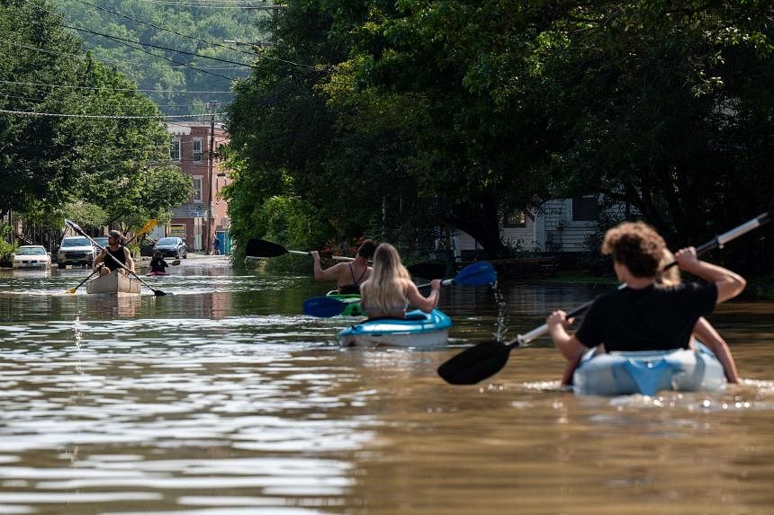 Mọi người chèo thuyền kayak di chuyển trên phố tại Montpelier, Vermont, ngày 11/7.