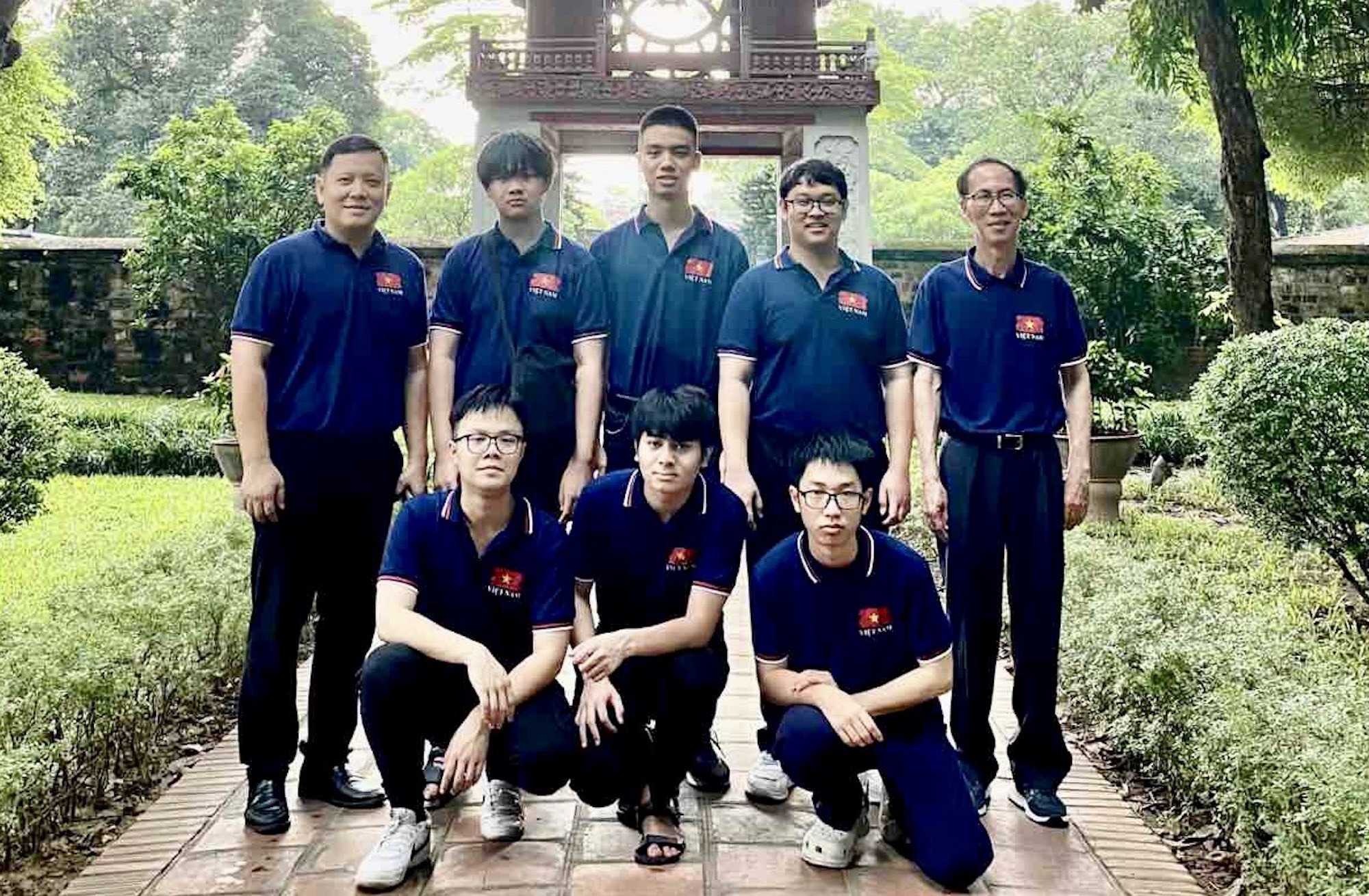 Sáu học sinh thi Olympic Toán quốc tế năm 2023 và GS.TS Lê Anh Vinh (trưởng đoàn, bên trái) và TS Lê Bá Khánh Trình (phó đoàn, bên phải) trước ngày sang Nhật Bản thi đấu.