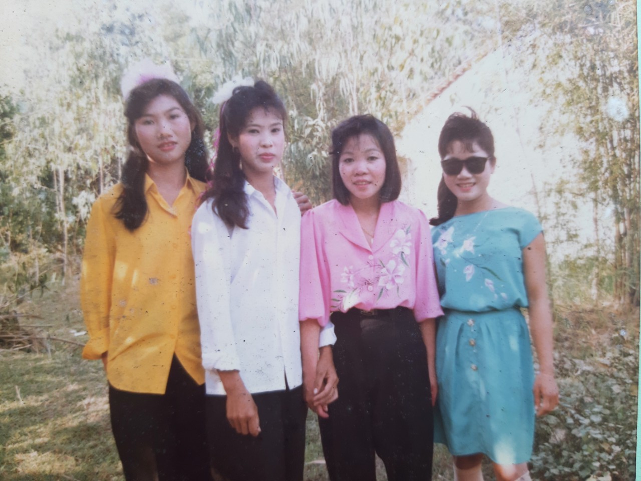 Tuổi xuân phơi phới của chị tôi ( áo đầm xanh) thập niên 90