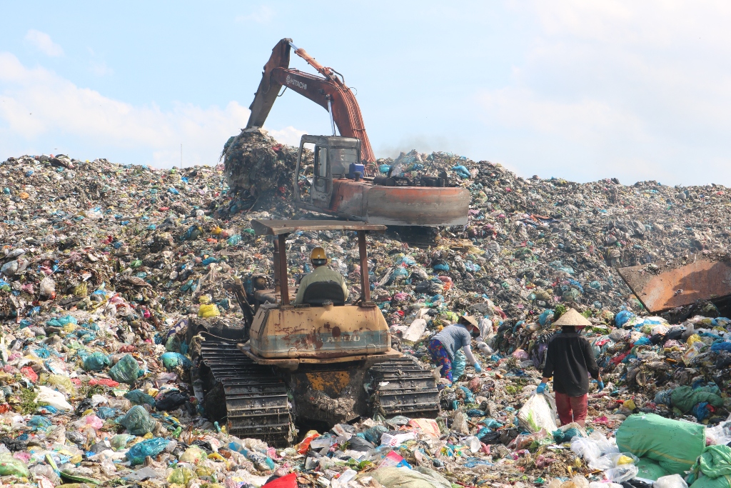Bãi rác tỉnh Vĩnh Long đang trong tình trạng quá tải.