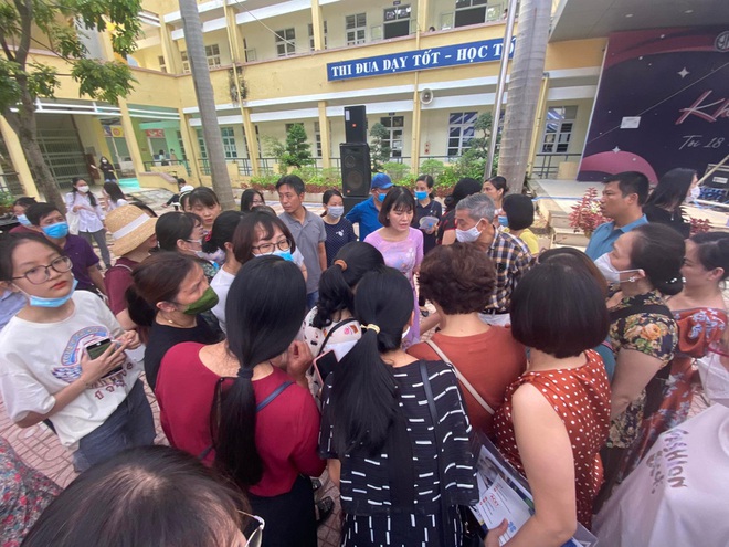 Hàng nghìn học sinh xếp hàng xin học cho con vào lớp 10 tại Hà Nội