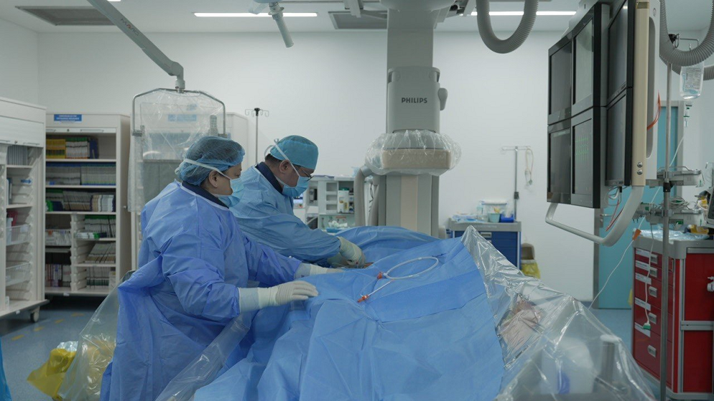 Các bác sĩ Khoa Tim, Bệnh viện FV thực hiện kỹ thuật cắt đốt rung nhĩ (Ảnh: FV)