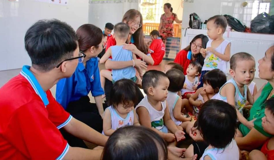 Học sinh Trường THPT Long Trường tham gia hoạt động thiện nguyện tại trung tâm bảo trợ trẻ em