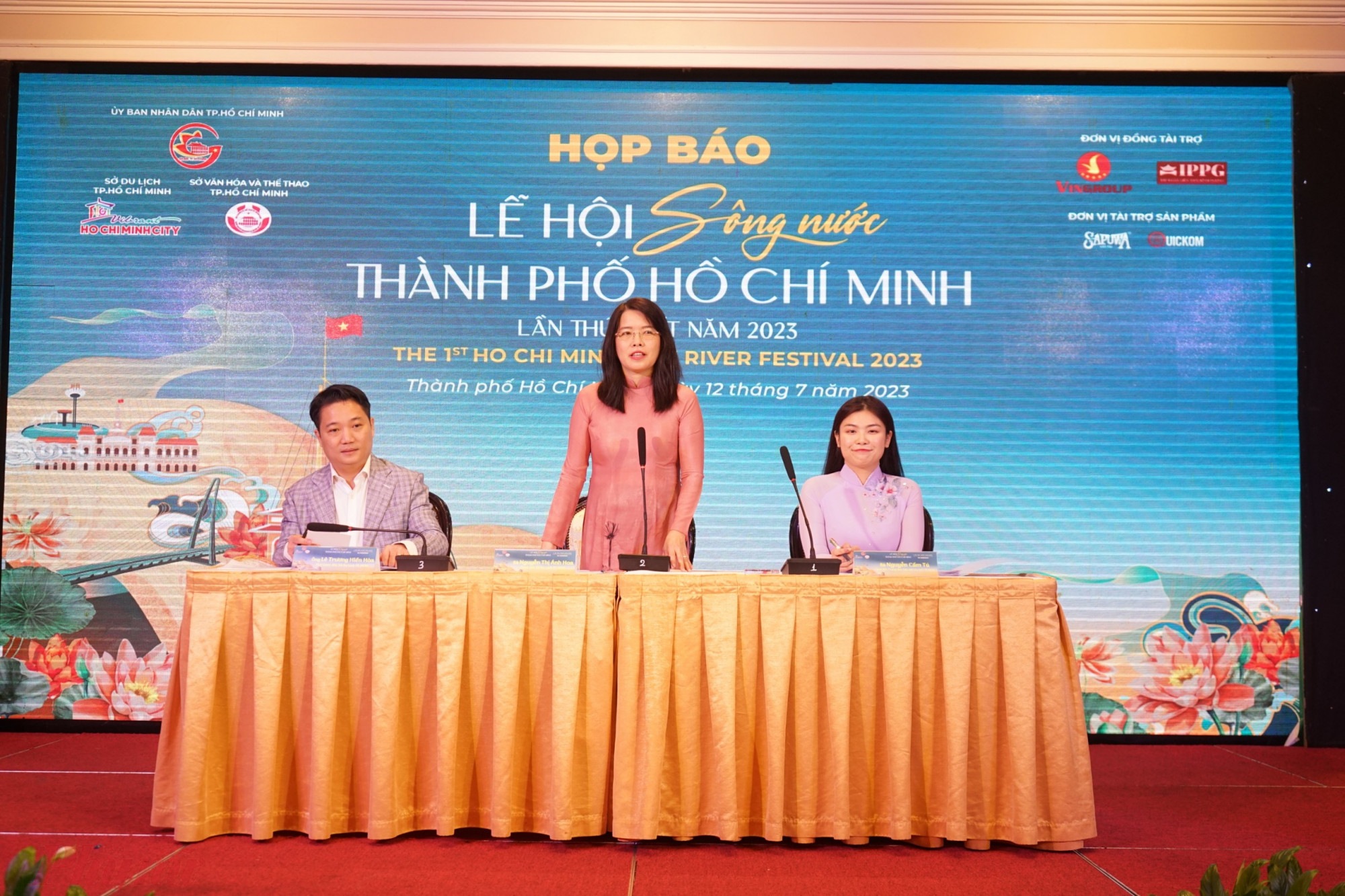 Bà Nguyễn Thị Ánh Hoa chia sẻ tại buổi họp báo Lễ Hội Sông Nước TPHCM năm 2023. Ảnh: Phong Du