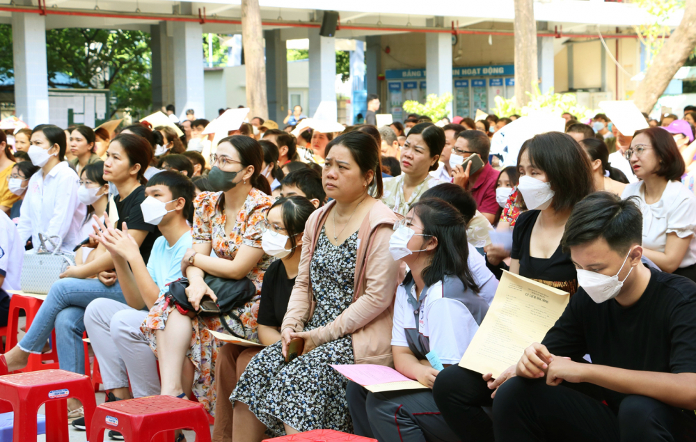 Phụ huynh và học sinh lớp Mười Trường THPT Trần Phú (quận Tân Phú, TPHCM) tham dự buổi tư vấn chọn tổ hợp do nhà trường tổ chức