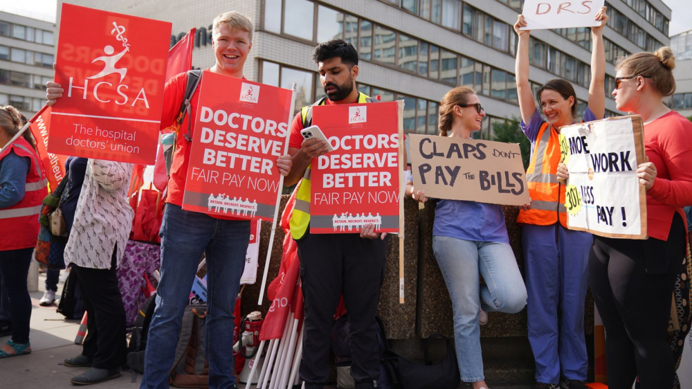 Các thành viên của công đoàn tham gia đình công bên ngoài Bệnh viện Guys và St Thomas ở London. (Ảnh: News.sky)