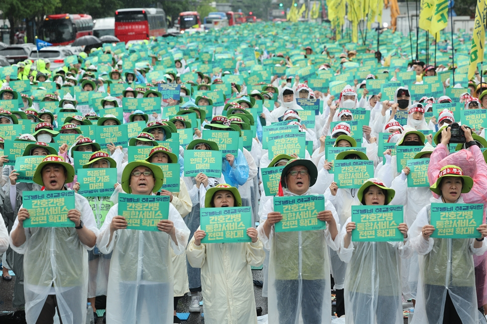 Các thành viên của Liên đoàn Lao động Y tế và Sức khỏe Hàn Quốc kêu gọi chính phủ thuê thêm nhân viên y tế và mở rộng các dịch vụ y tế công cộng trong cuộc tuần hành ở trung tâm Seoul ngày 13/7. (Ảnh: Yonhap)