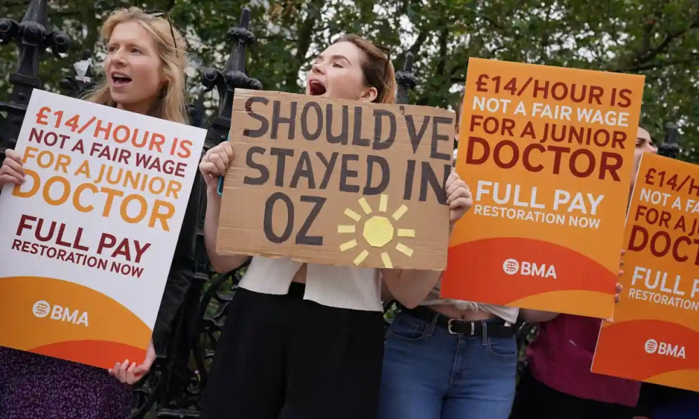 Các nhân viên y tế biểu tình bên ngoài bệnh viện St Thomas, London. (Ảnh: Lucy North/PA)