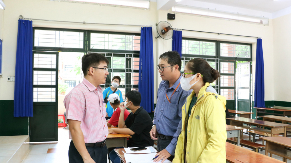 Giáo viên Trường THPT Nguyễn Hữu Huân, TP Thủ Đức (bìa trái) tư vấn cho phụ huynh và học sinh chọn tổ hợp