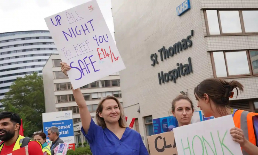  Các bác sĩ đứng xếp hàng trước bệnh viện St Thomas, London. (Ảnh: Lucy North/PA)