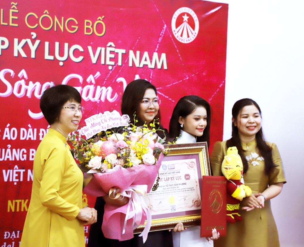 Nhà thiết kế Phương Hồ được trao chứng nhận kỷ lục Việt Nam cho chiếc áo dài Non sông gấm vóc vào cuối tháng 5/2023 - ẢNH: THÀNH LÂM