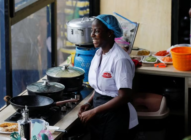 nữ đầu bếp người Hilda Bassey hoàn thành buổi nấu ăn lâu nhất từ ​​​​trước đến nay với 200 giờ đứng nấu liên tục