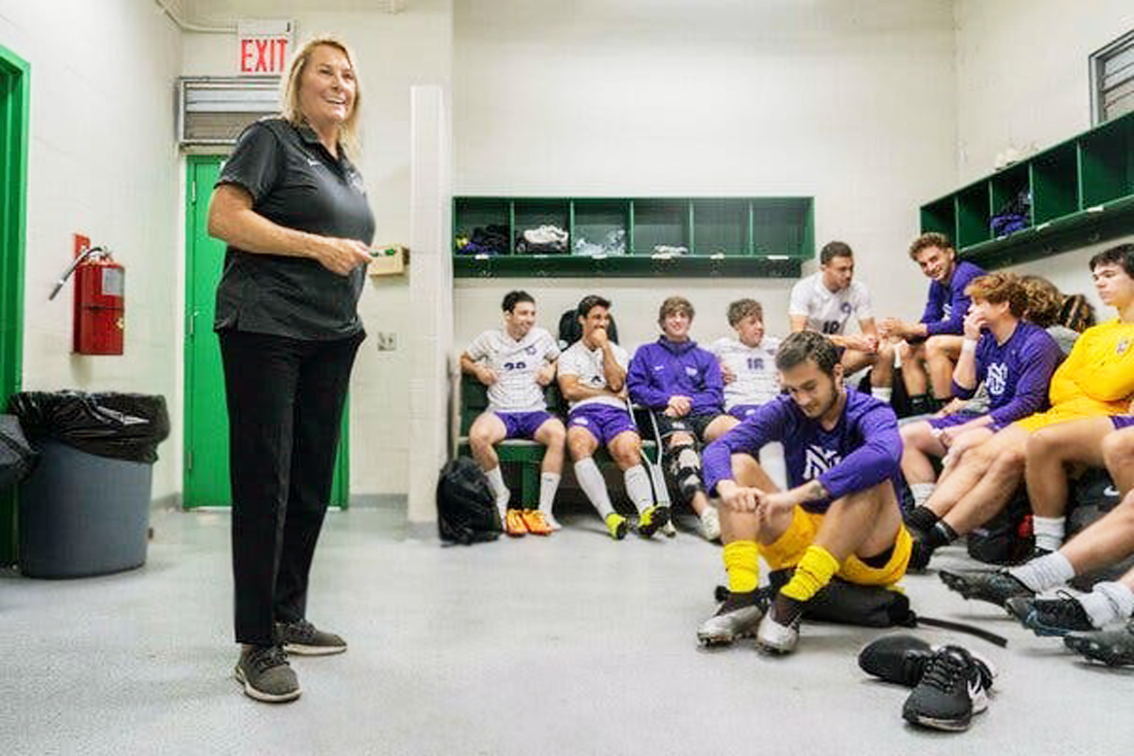 Hình ảnh nữ huấn luyện viên quen thuộc trong các đội bóng nam đại học ở Mỹ - ẢNH: NYT