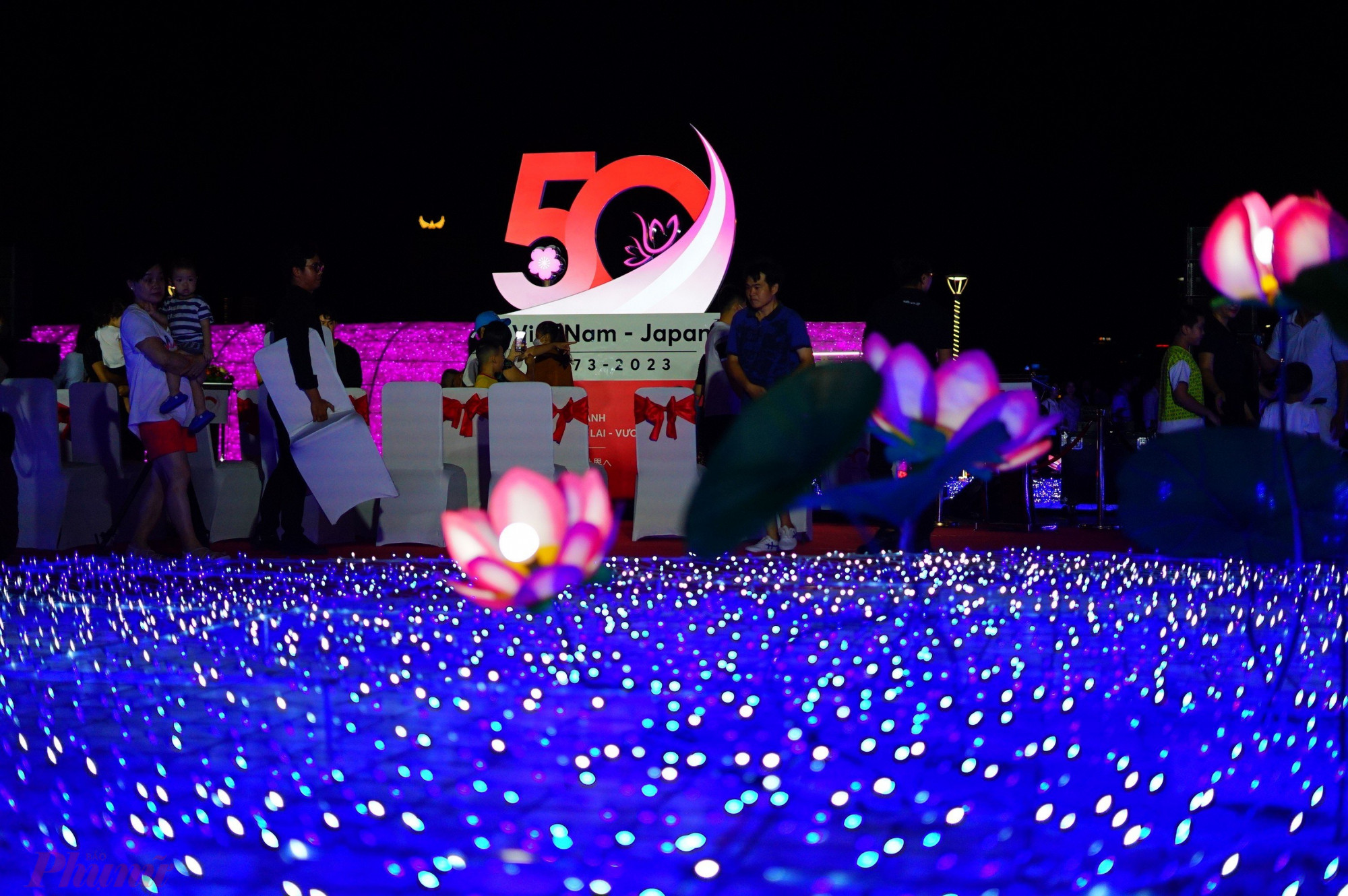 Du khách tham quan chiêm ngưỡng không gian ánh sáng nghệ thuật kỷ niệm 50 năm tình hữu nghị Việt Nam – Nhật Bản tại bờ tây sông Hàn (Đà Nẵng).