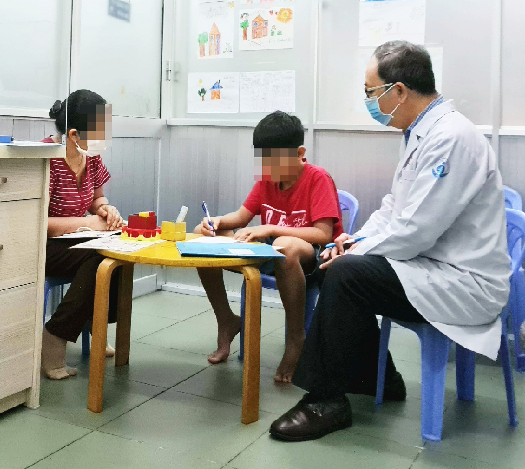 Bác sĩ Đinh Thạc đang tư vấn tâm lý cho một trẻ bị sốc do không đạt kết quả tốt trong kỳ thi vào trường chuyên - ẢNH: T.Đ.