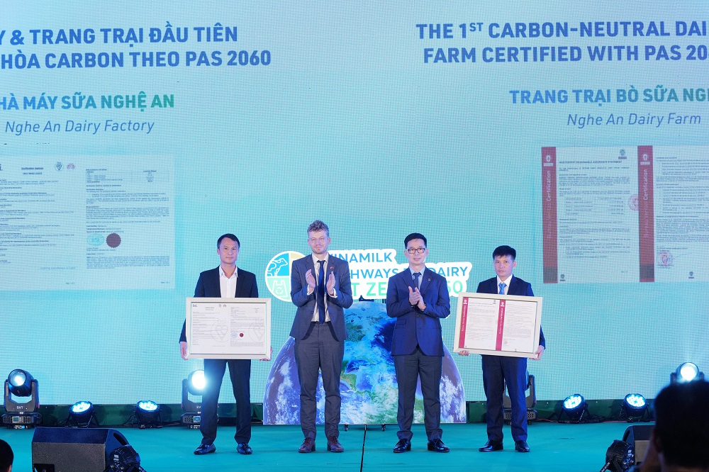 Vinamilk nhận chứng nhận Nhà máy và trang trại đạt trung hòa carbon theo tiêu chuẩn PAS 2060:2014 - Ảnh: Vinamilk