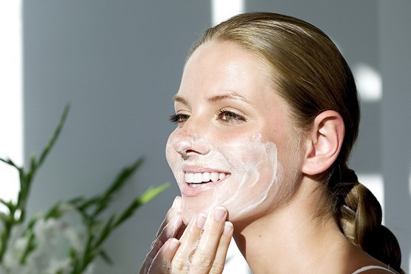 1. Làm sạch da: Đây là điều quan trọng đầu tiên khi muốn có làn da khỏe đẹp. Bạn vệ sinh da mặt hàng ngày để loại bỏ dầu và bụi bẩn tích tụ trên da. Hãy lựa chọn sản phẩm làm sạch nhẹ nhàng và không gây kích ứng sẽ giúp da sạch thoáng mà không làm mất đi độ ẩm tự nhiên.