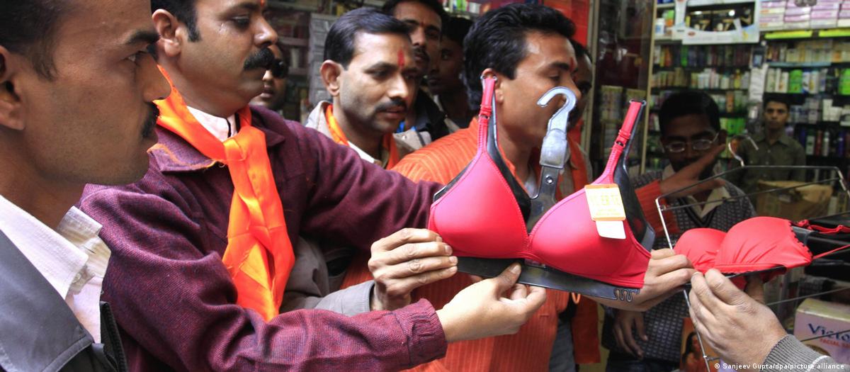 Một nhóm tín đồ Hindu giáo cực đoan ở Ấn Độ đang dỡ bỏ đồ lót nữ khỏi kệ một cửa hàng tại Bhopal, vì họ cho rằng việc trưng bày nội y là “khiêu dâm” – Ảnh: Sanjeev Gupta