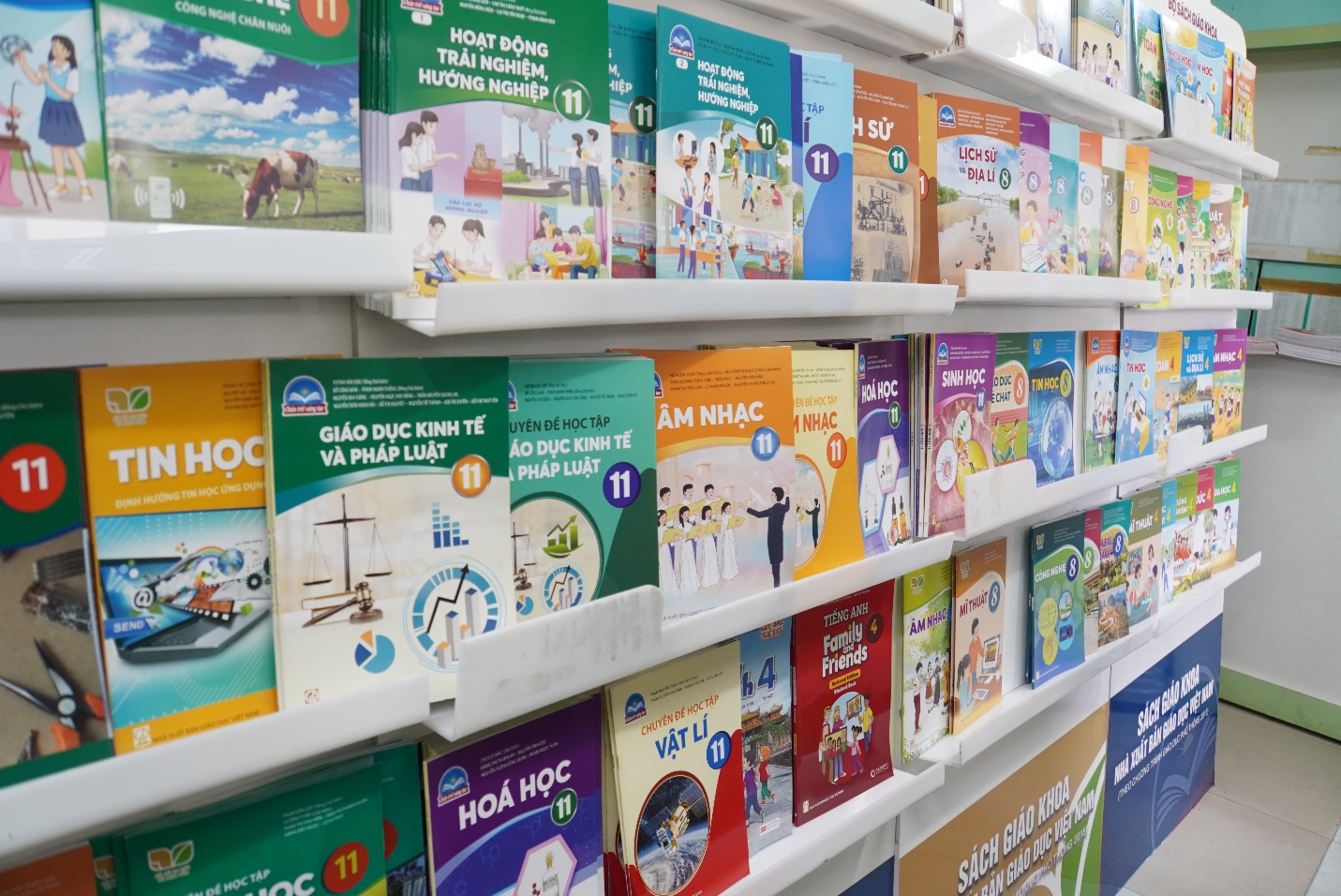 Bộ sách giáo khoa Chân trời sáng tạo và bộ Kết nối tri thức với cuộc sống có mặt tại các hệ thống bán lẻ trực thuộc Nhà xuất bản Giáo dục Việt Nam