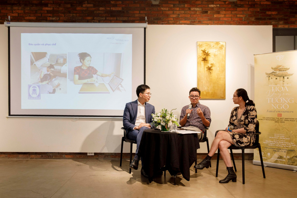 Nhà sưu tập Phạm Quốc Đạt (bìa trái) và Lê Quang Vinh (giữa) trong họp báo giới thiệu triển lãm được tổ chức vào chiều 14/7, tại TPHCM
