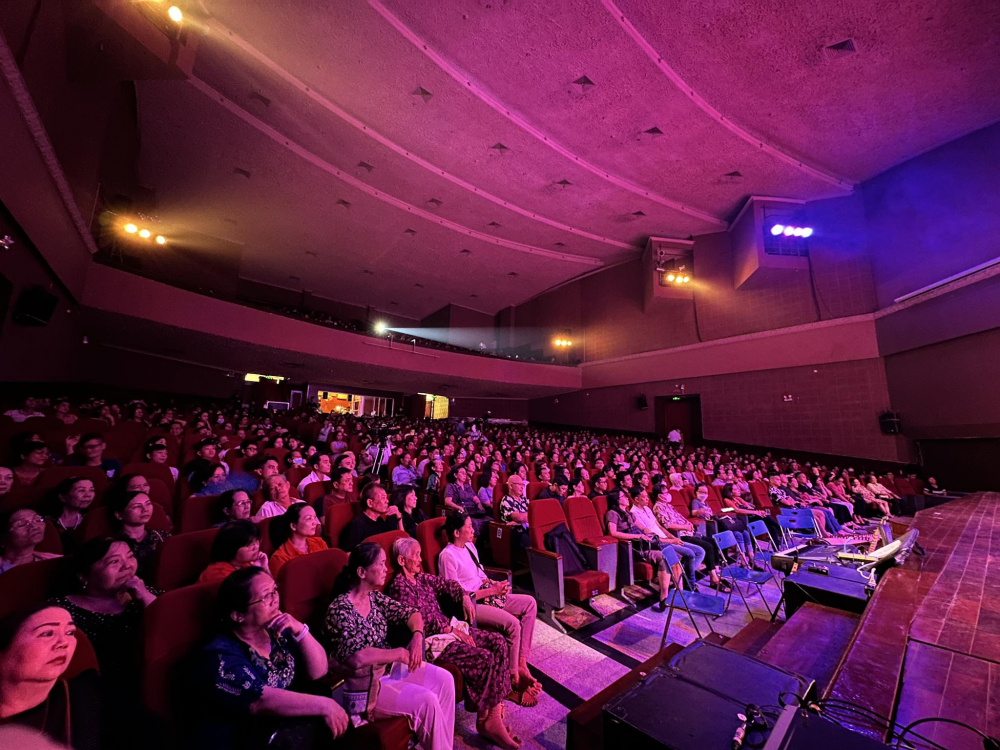 Khán giả lấp đầy Nhà hát Bến Thành trong đêm tôn vinh danh ca Minh Cảnh.