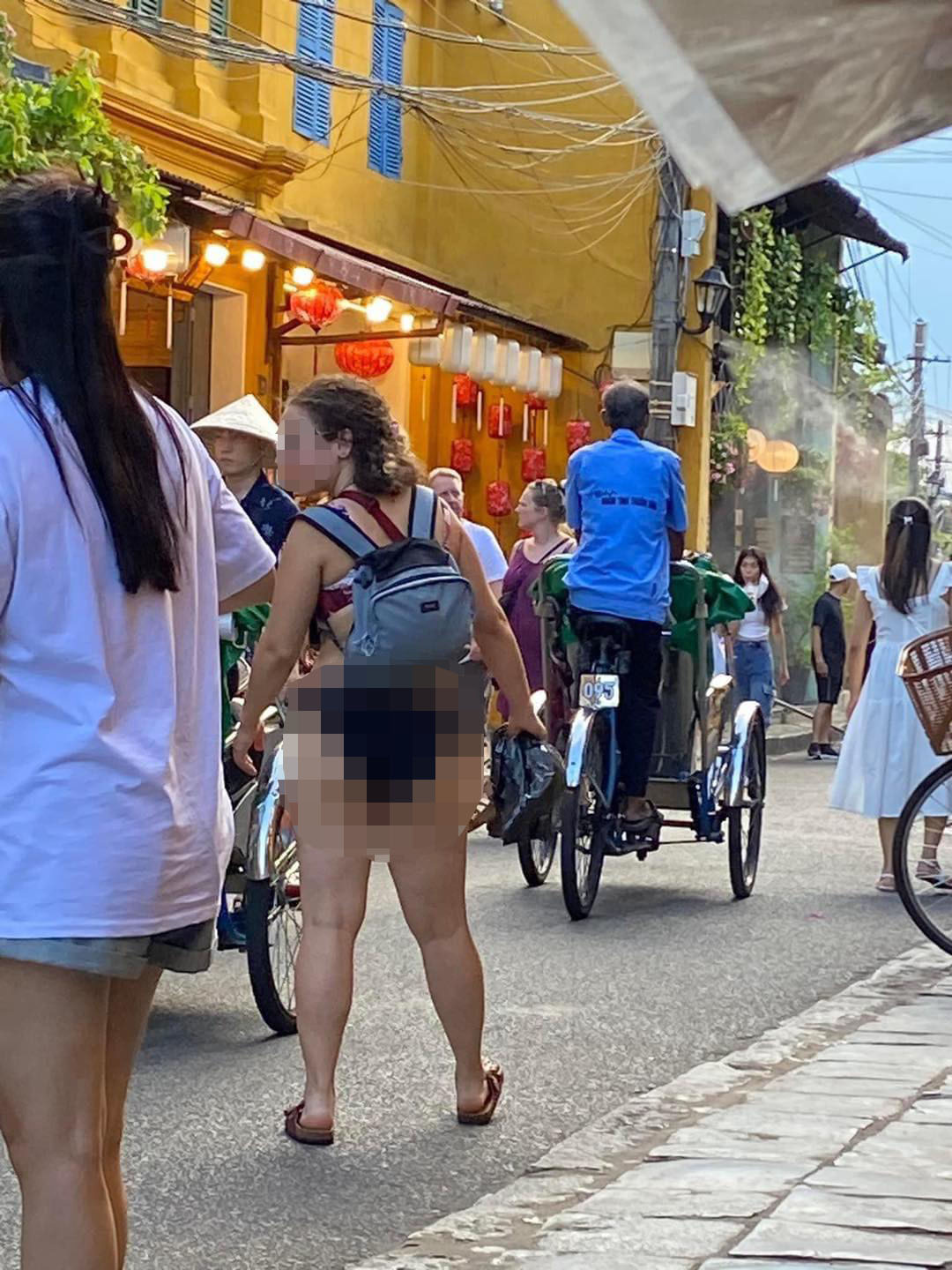 Nữ du khách nước ngoài vô tư mặc bikini để dạo phố cổ Hội An. Nhiều người cho rằng, hình ảnh này không phù hợp với 1 nơi như phố cổ