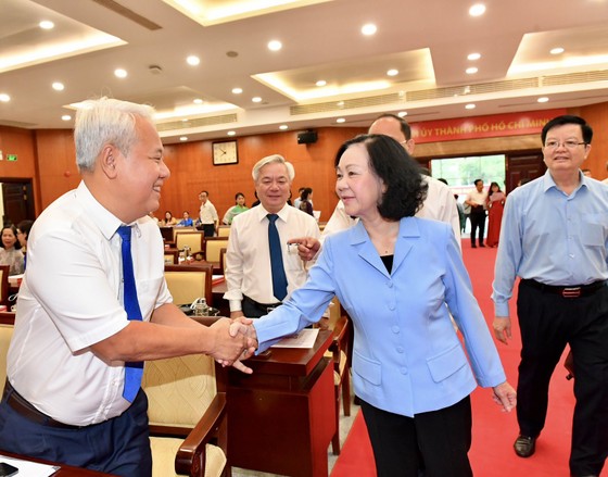 Thường trực Ban Bí thư Trương Thị Mai trao đổi với đại biểu tham dự hội nghị. Ảnh: VIỆT DŨNG/SGGP.