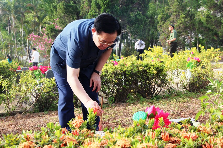 Chủ tịch Quốc hội Vương Đình Huệ đã đến đặt vòng hoa, dâng hương tại Nghĩa trang liệt sỹ thành phố Huế
