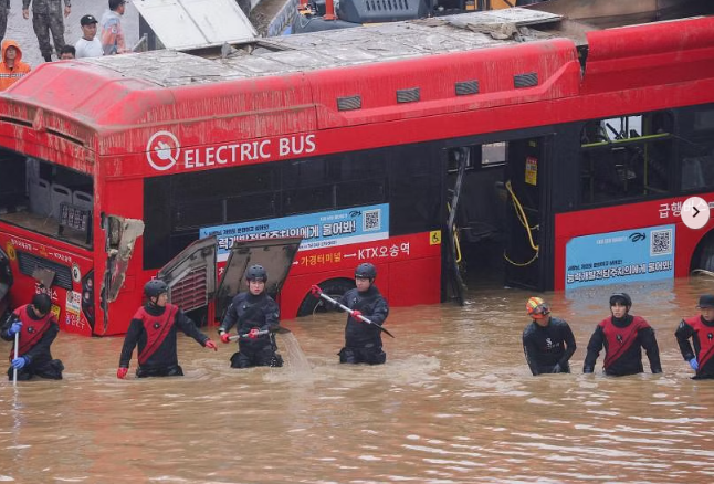 5 thi thể đã được tìm thấy trong chiếc xe buýt bị kẹt trong đường hầm ngập nước