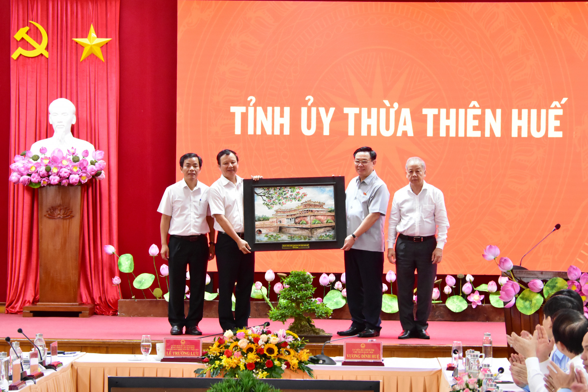 Lãnh đao tỉnh Thừa Thiên Huế tặng quà kỷ niệm