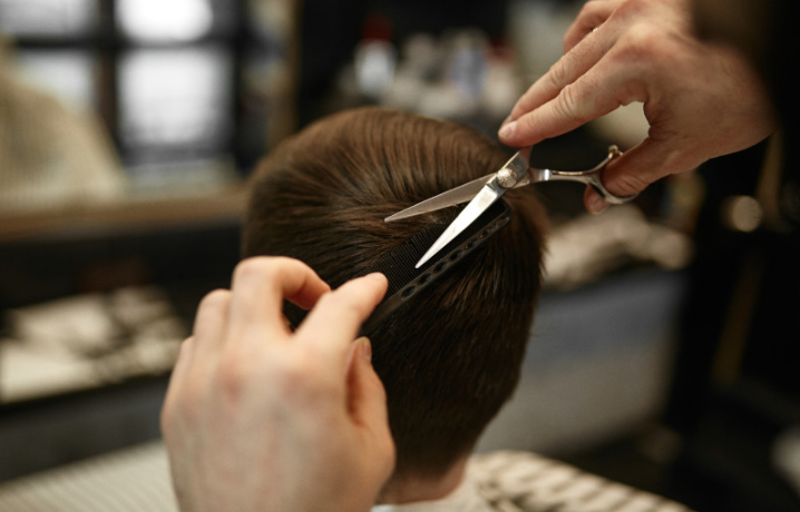 thợ làm tóc, thợ cắt tóc, thẩm mỹ viện hoặc các công việc liên quan từ 10 năm trở lên có nguy cơ rủi ro cao gấp 3 lần